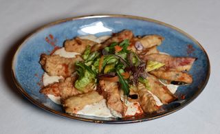 Baghete de pui tempura cu legume și sos cald de brânzeturi