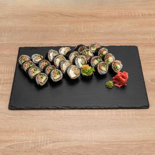 Futomaki 12 szt Łosoś surowy, paluszek krabowy , rzepa, tykwa, ogórek