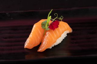 102 Nigiri Shake 2pz Riso Salmone Crudo