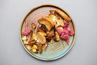 Ouă alergate cu carne de la garnită, murături şi pâine prăjită