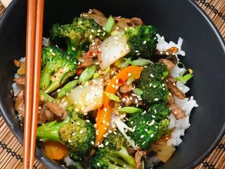 2223 Пържени броколи със зеленчуци (700г)