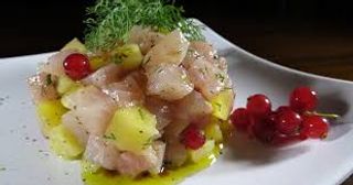 Tartare di ricciola, mandorle e frutti di bosco