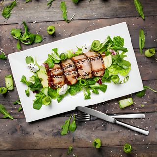 Салат с угрем и авокадо