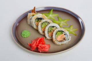 Uramaki grillowany łosoś i sos kabayaki