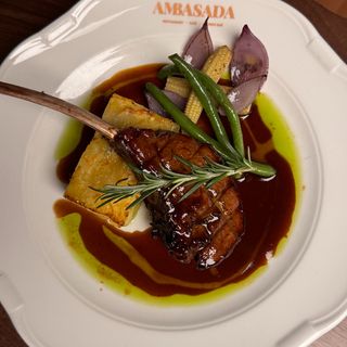 Каре телятини су-від з картопляним гратеном 