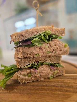 Sándwich de atún con mayonesa