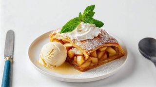 Strudel di mele artigianale con gelato e panna