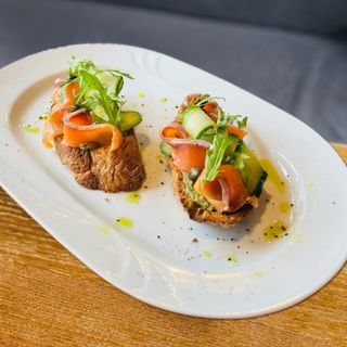 Брускета зі слабосоленим лососем, огірком та каперсами