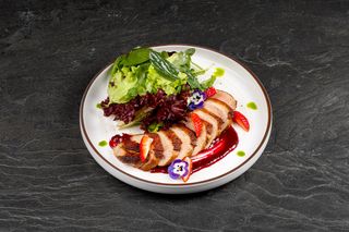 Теплый салат с утиной грудкой и ягодным соусом (250г)