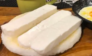 Arepa Con Mantequilla Y Queso