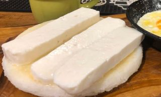 Arepa Con Mantequilla Y Queso