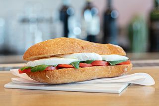 Panino con pomodoro, mozzarella e rucola