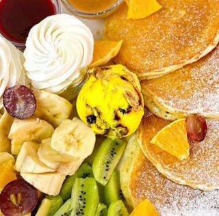 Панкейки с мороженым и фруктами