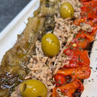63. Coca, pimientos y berenjena escalivada con atún y aceitunas