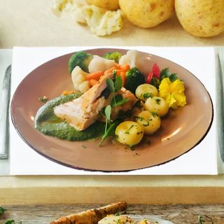 Pierś kurczaka faszerowana szpinakiem i serem feta na sosie bazyliowym