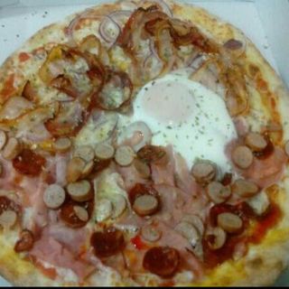 Pizza Con Embutido Gustosa Con Huevo (33 Cm.)