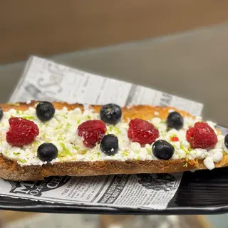 Tostada De Queso Cottage Con Arándanos Más Frambuesa,Rayadura  Lima Y Arce