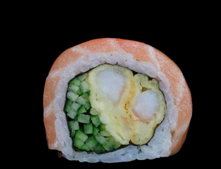 California krewetka w tempurze owijana w łososia