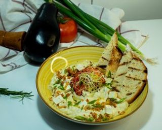 Salată de ciuperci cu usturoi copt și maioneza cu verdeturi