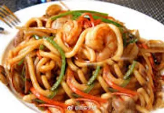 Spaghetti udon con gamberi e verdure 鲜虾炒乌冬面