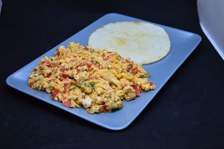 Huevos Pericos Con Arepa