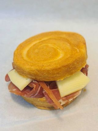 REMOLÍ serrano y queso manchego