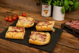 Pieczywko czosnkowe z serem mozzarella i bekonem + opakowanie