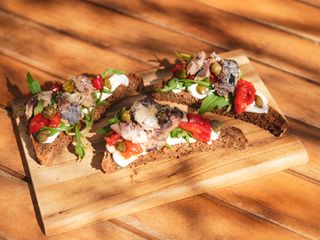 Brusketa sa sardinama i pečenom paprikom