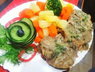 Dinstana junetina sa prelivom od pečuraka 250g