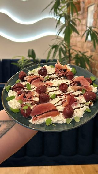 Pianaja Wiśnia z burratą