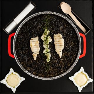 Arroz Negro con Rape y Chipirones