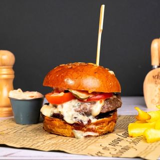 Burger de vită si ceapa caramelizata cu garnitură