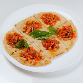 Ржаная фокачча с томатами со свежим базиликом и чесноком