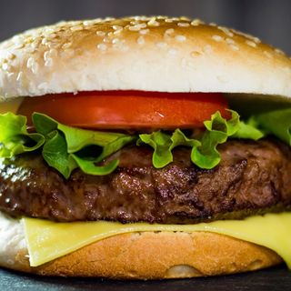 Hamburguesa De Ternera Asturiana Con Patatas