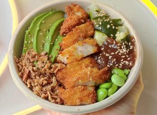 Poke de pollo empanado