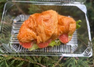 Круасан-сендвіч з лососем