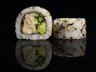 California w sezamie z rybą maślaną (8 szt.) (280g)