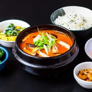 VEGE KIMCHIJJIGAE + RYŻ + ZESTAW BANCHAN