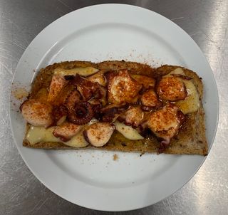 Tosta De Pulpo Con Queso De Arzúa