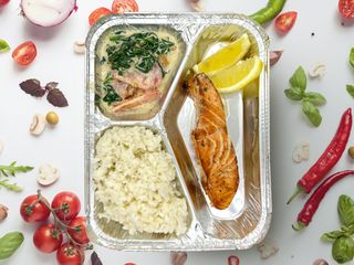 Стейк из лосося со сливочно-шпинатным соусом  с гарниром