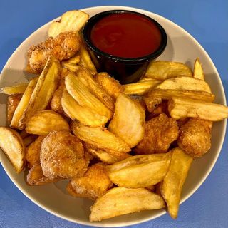 Nuggets De Pollo Y Patatas Fritas