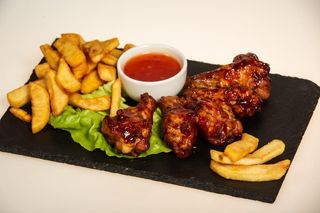 Aripioare BBQ, cartofi, sos inclus