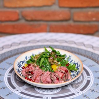 საქონლის სუკის სალათი ჯონჯოლით