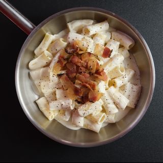 Pasta rigatoni Only Gricia salsa Cacio e Pepe con guanciale