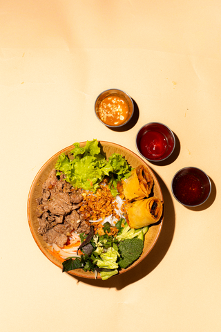 Wietnamska Misa Smaków z wołowiną