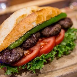 Kanapka z klopsikami (Köfte ekmek)