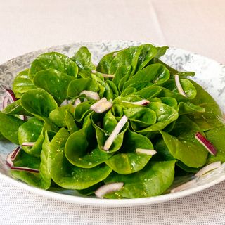 Lechuga viva con aliño cítrico de mostaza antigua