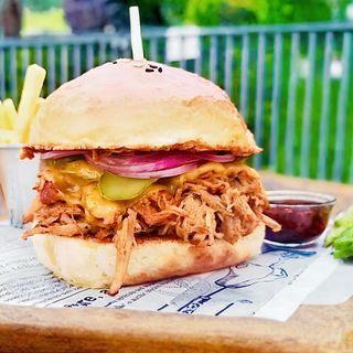 Бургер с хрупкаво пиле