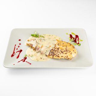 File soma u kukuruznoj panadi s lukom i špekom