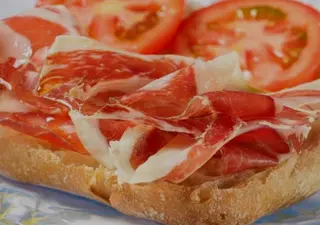 Tostada con jamón ibérico y queso curado